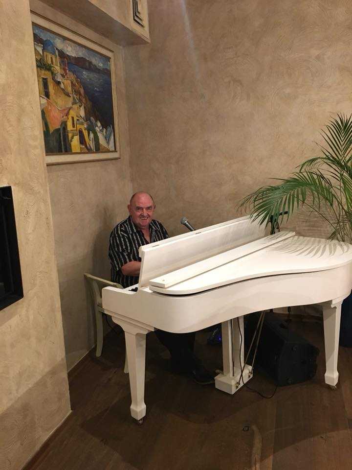 Fűzy Gábor fehér zongorán játszik